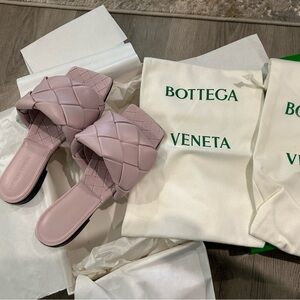 Beautiful lavender color BV flat sandals. Super elegant